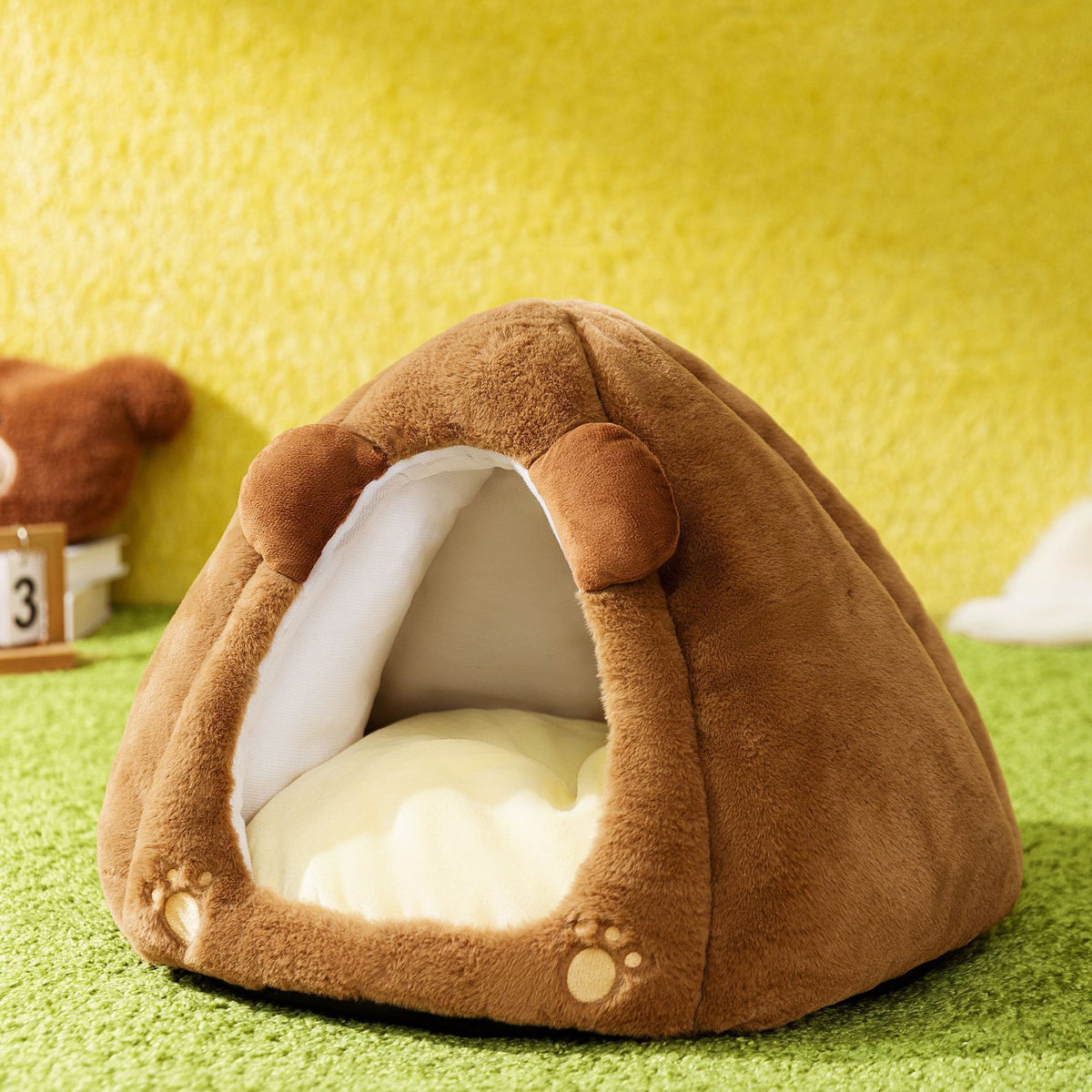 Toast-shaped pet bed with an open/semi-enclosed design.